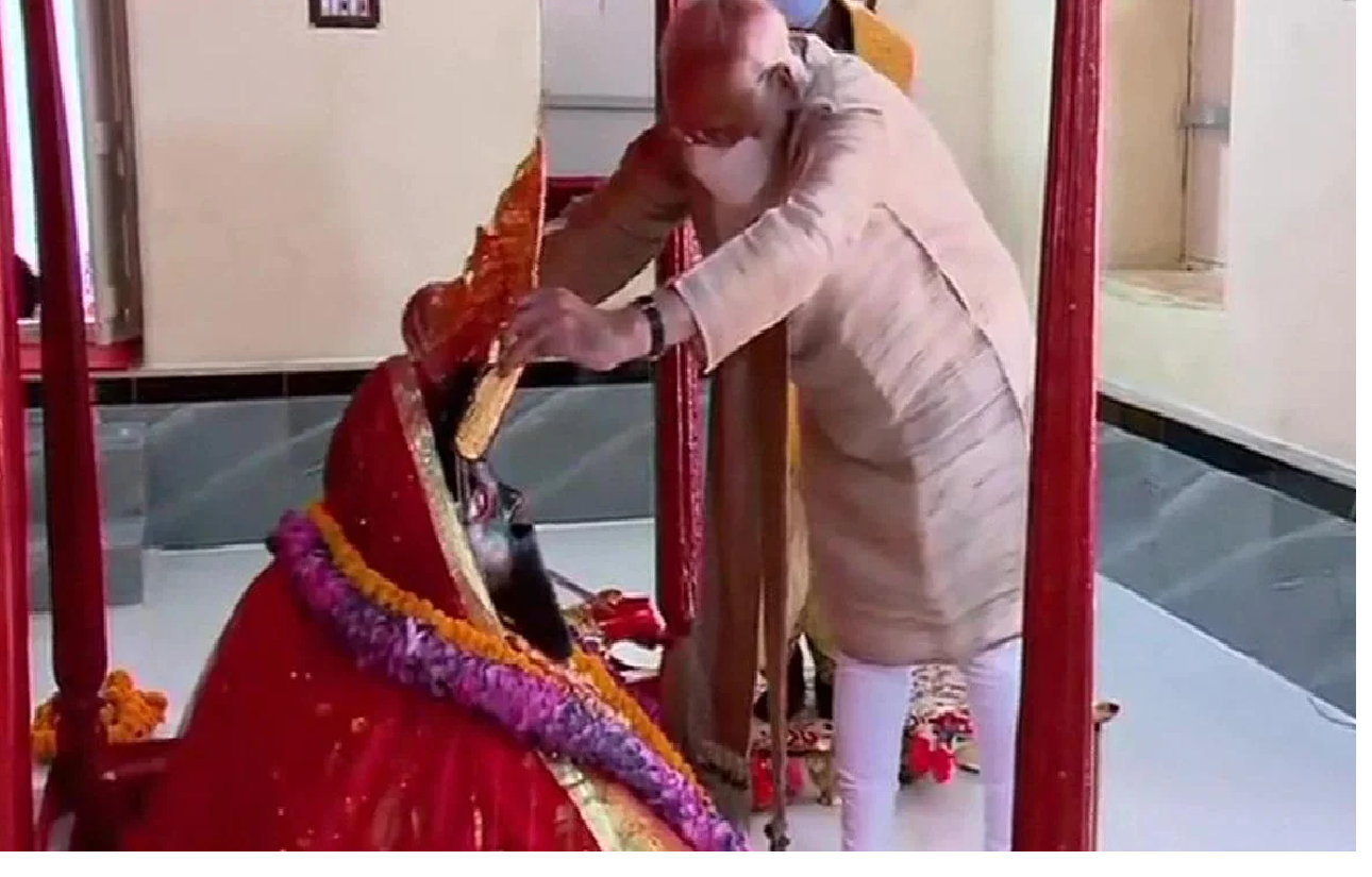 बांग्लादेश में काली मंदिर पहुंचकर PM मोदी ने की पूजा, पश्चिम बंगाल चुनाव से सीधा कनेक्शन?